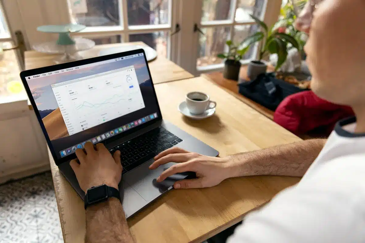 Tableau de bord analytics montrant les performances d'un site web