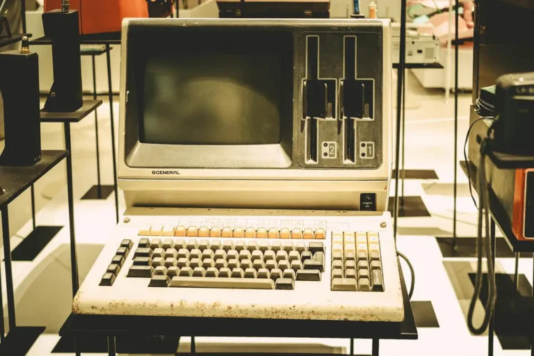 Ordinateur vintage dépassé symbolisant un site web obsolète