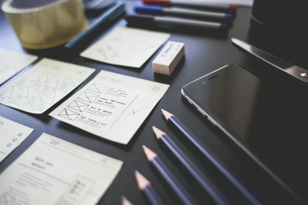 Espace de travail créatif pour refonte de site web avec écrans et outils de design