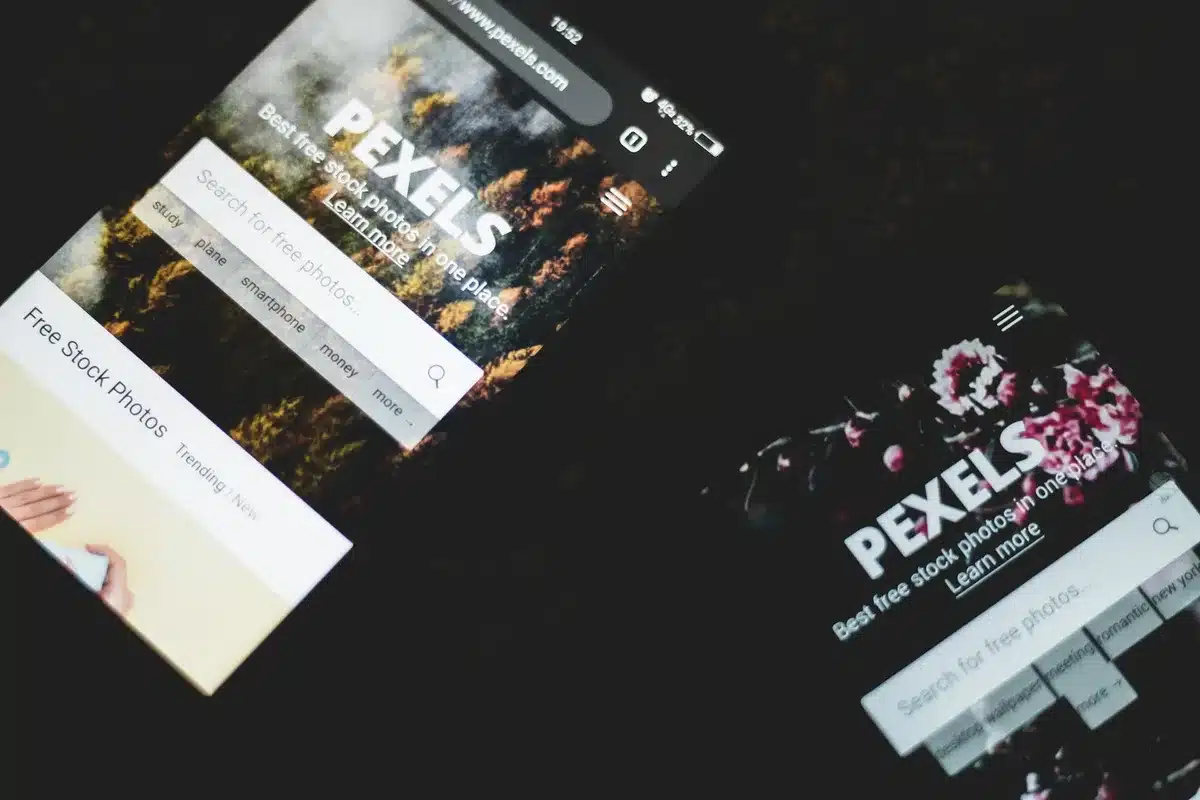 Smartphone affichant un site web responsive