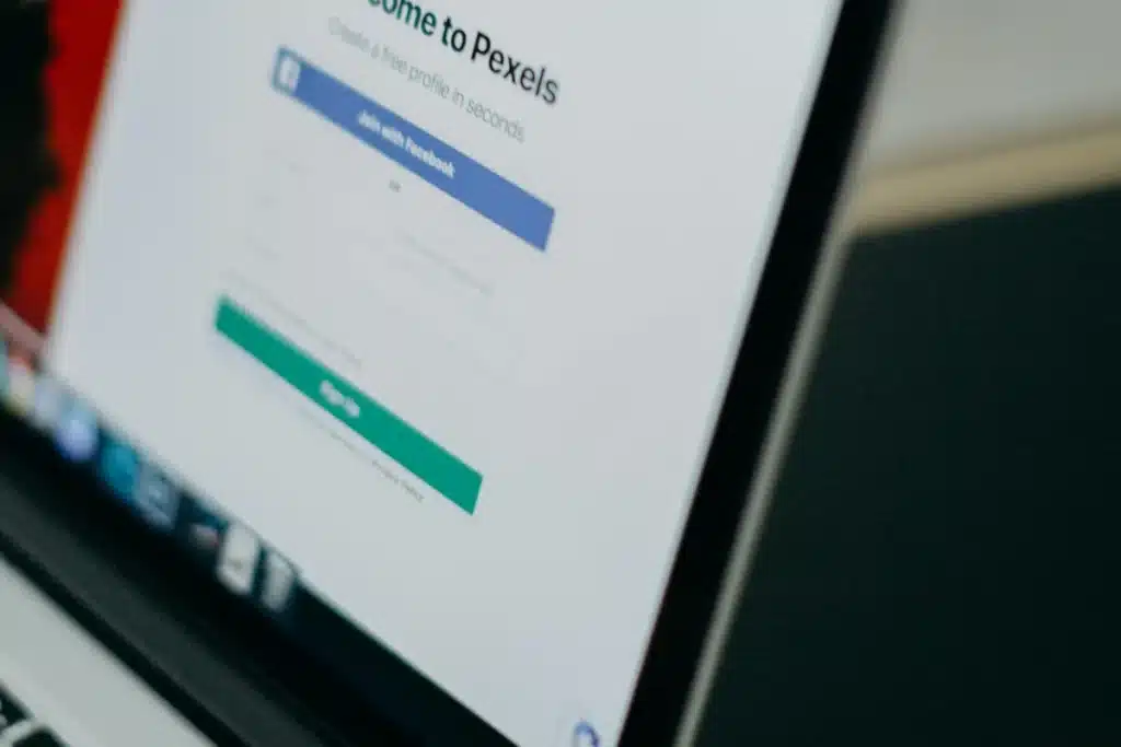 Ordinateur portable affichant l'interface d'un site web sur bureau clair